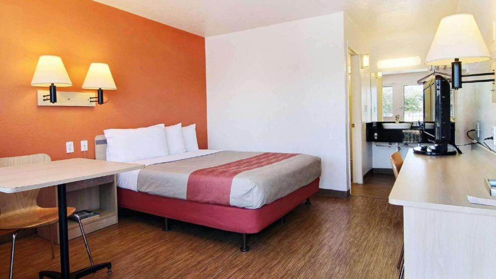 Queen Room - Disability Access interior